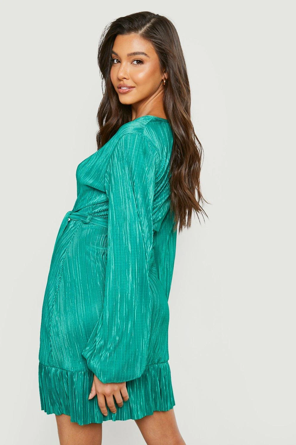 Plissee Wickelkleid Mit Rüschensaum 2 Plissee Wickelkleid Mit Rüschensaum – Bild 2