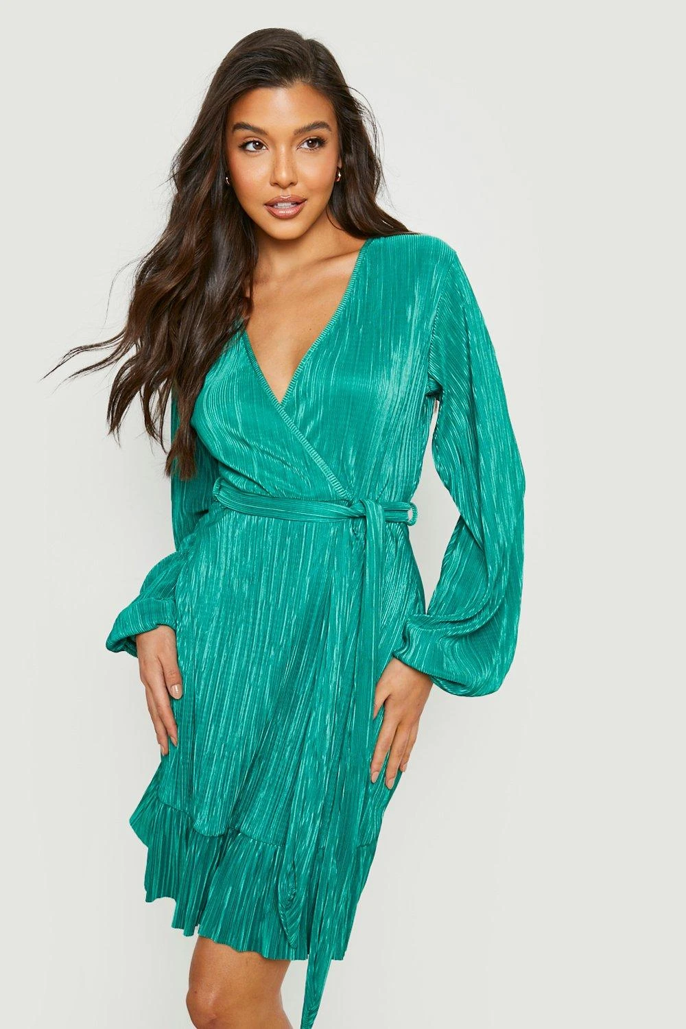 Plissee Wickelkleid Mit Rüschensaum 3 Plissee Wickelkleid Mit Rüschensaum – Bild 3