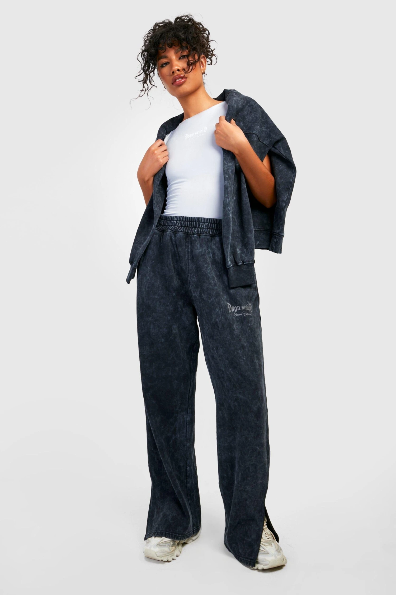 Gerade Jogginghose Mit Acid-Waschung Und Geteiltem Saum 1 Gerade Jogginghose Mit Acid-Waschung Und Geteiltem Saum