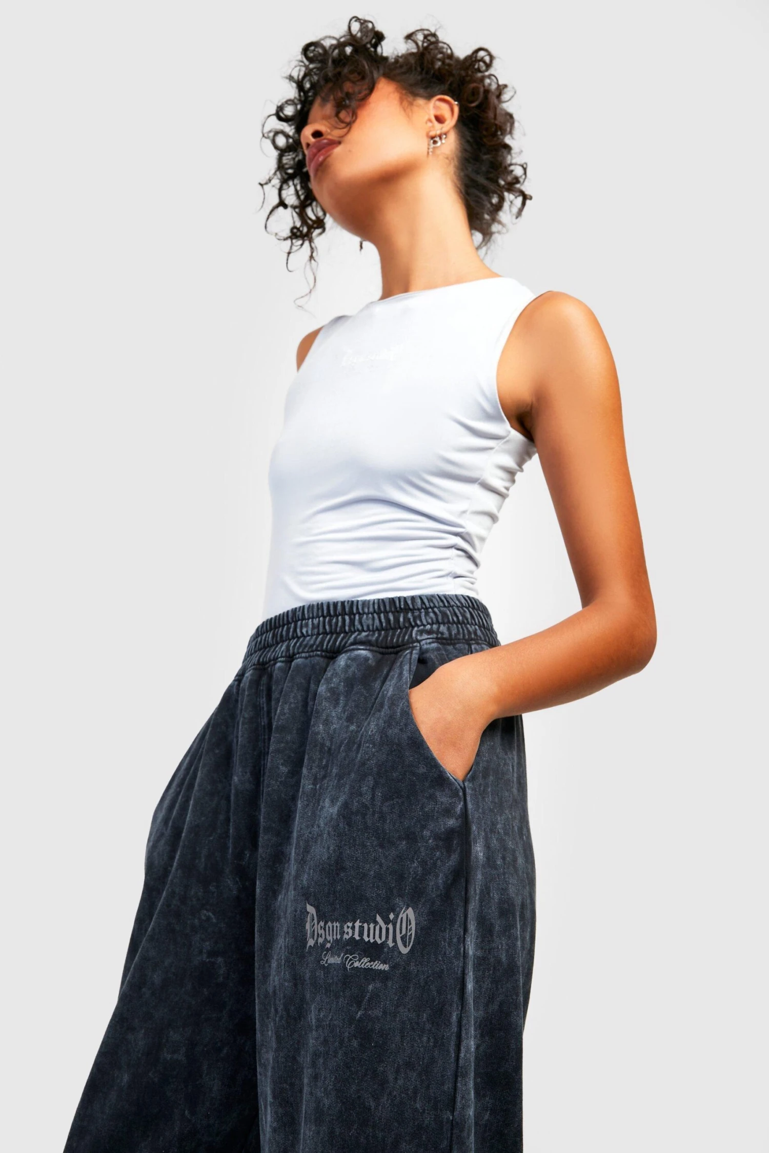 Gerade Jogginghose Mit Acid-Waschung Und Geteiltem Saum 3 Gerade Jogginghose Mit Acid-Waschung Und Geteiltem Saum – Bild 3