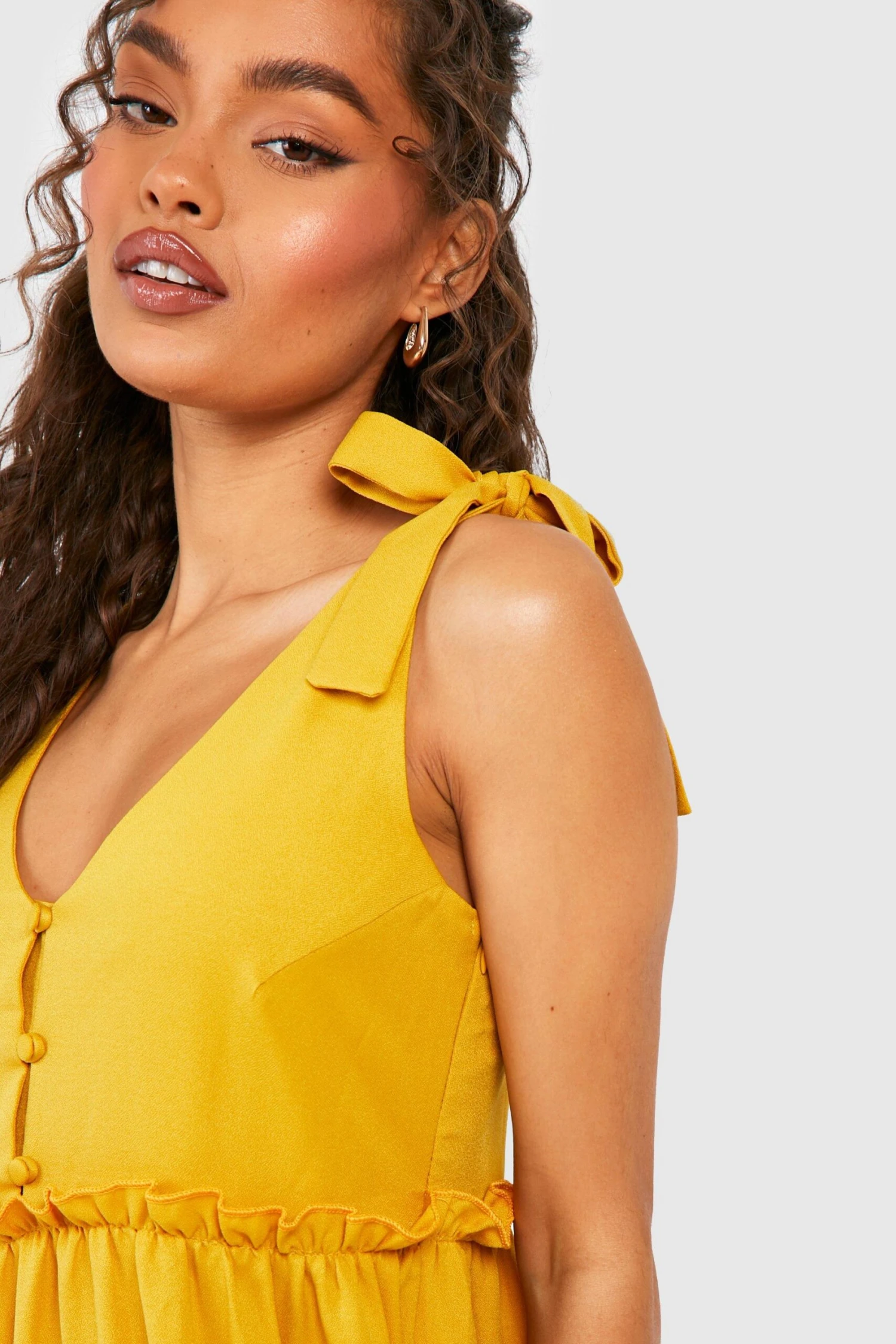 Gestuftes Maxikleid Mit Schnür-Detail 4 Gestuftes Maxikleid Mit Schnür-Detail – Bild 4