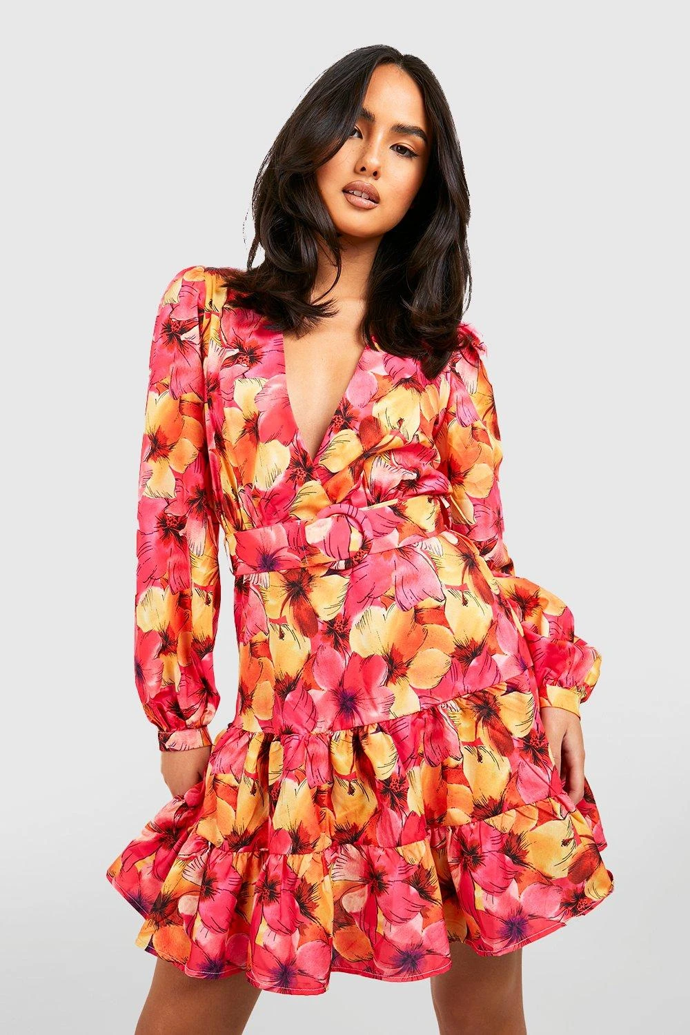 Florales Skaterkleid Mit Gestuftem Saum 1 Florales Skaterkleid Mit Gestuftem Saum