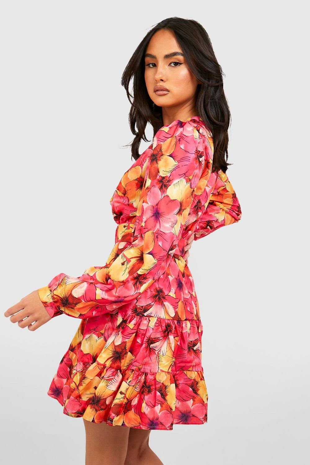 Florales Skaterkleid Mit Gestuftem Saum 2 Florales Skaterkleid Mit Gestuftem Saum – Bild 2