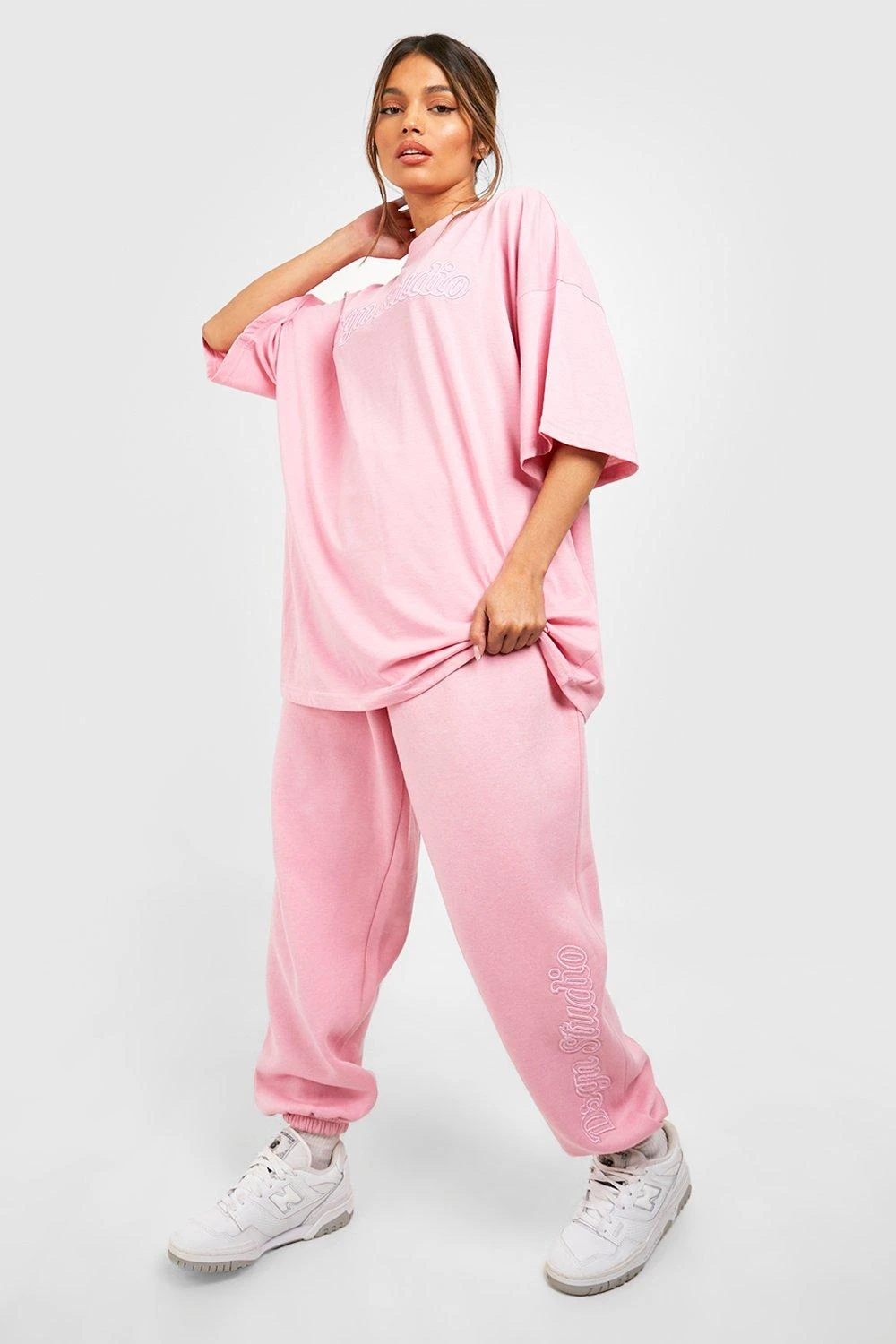 Jogginghose Mit 3D Slogan Stickerei 1 Jogginghose Mit 3D Slogan Stickerei