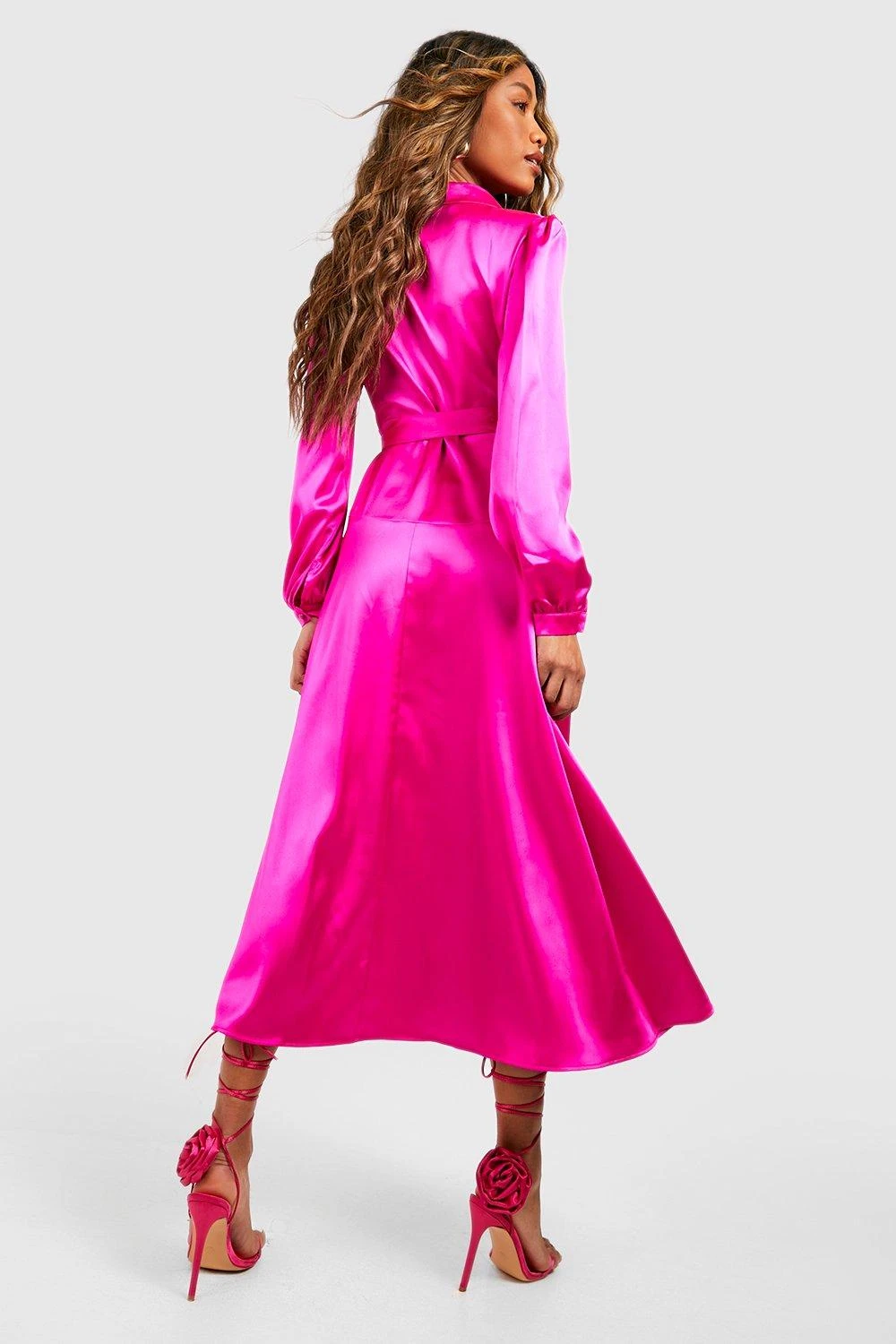 Wickel-Midikleid Aus Satin Mit Gürtel 2 Wickel-Midikleid Aus Satin Mit Gürtel – Bild 2