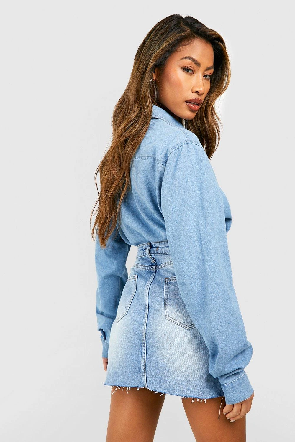 Minirock Mit Asymmetrischem Bund Und Ausgefranstem Saum 2 Minirock Mit Asymmetrischem Bund Und Ausgefranstem Saum – Bild 2