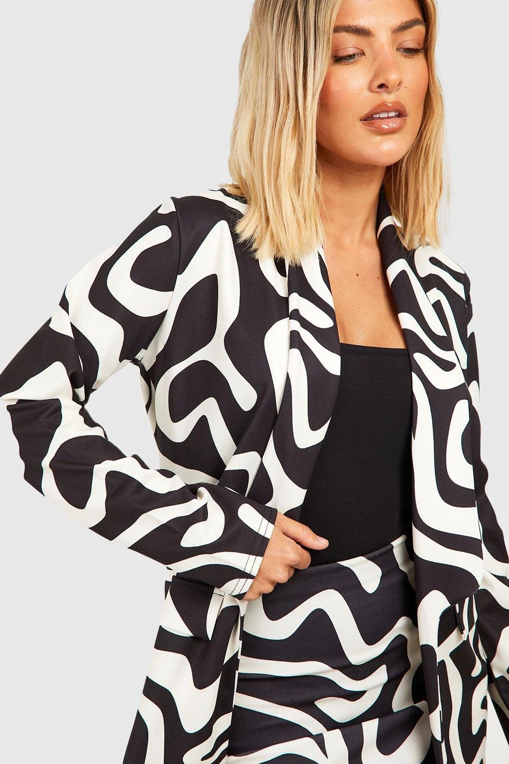 Jersey Blazer Mit Abstraktem Print & Micro-Minirock 3 Jersey Blazer Mit Abstraktem Print & Micro-Minirock – Bild 3