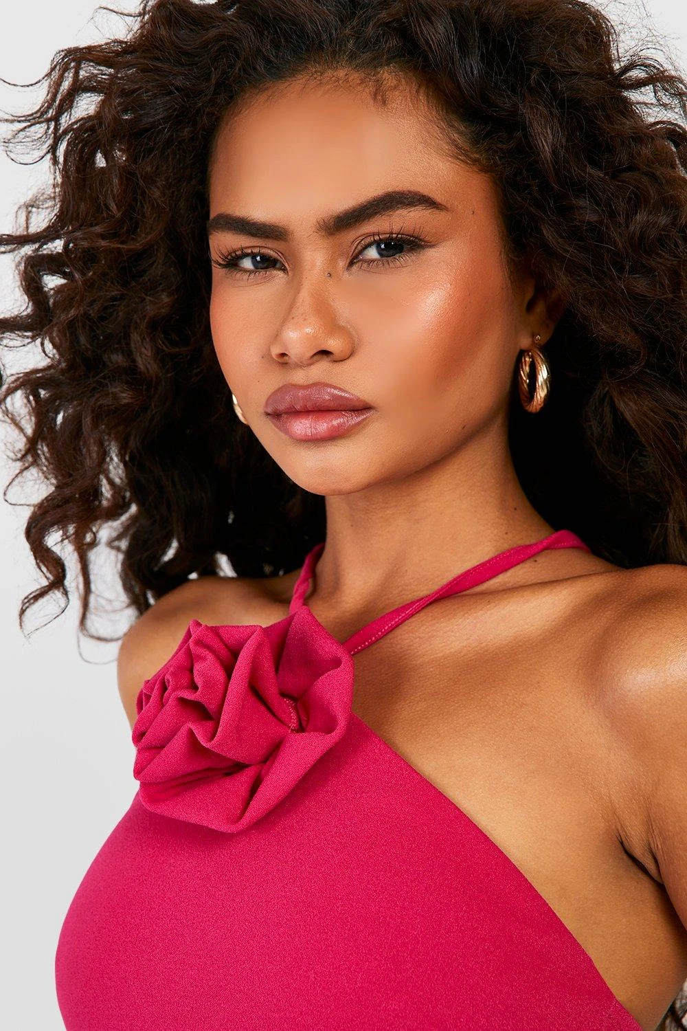 Neckholder-Maxikleid Mit Rosen-Detail 4 Neckholder-Maxikleid Mit Rosen-Detail – Bild 4