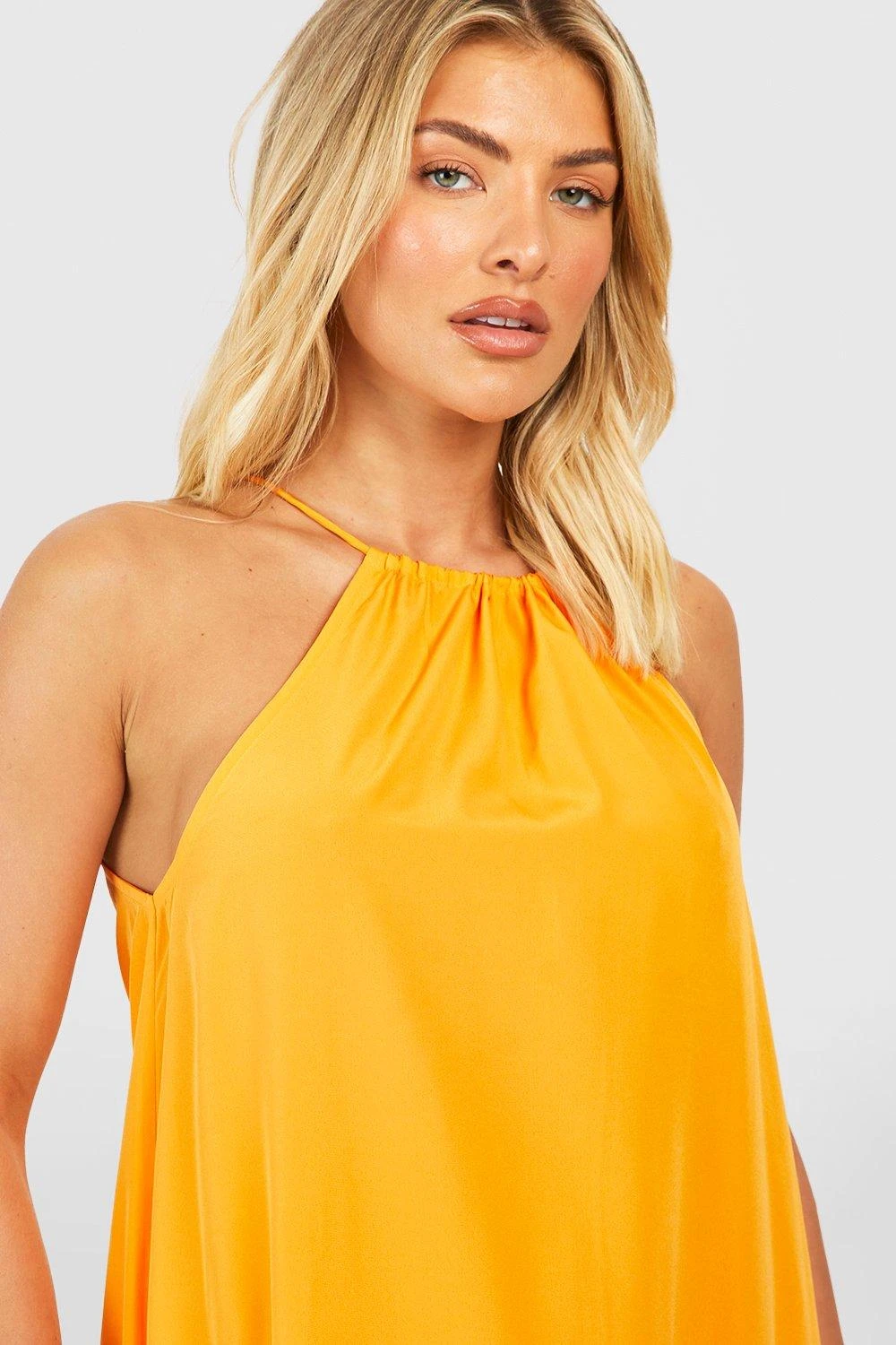 Neckholder-Maxikleid Mit Rüschensaum 4 Neckholder-Maxikleid Mit Rüschensaum – Bild 4