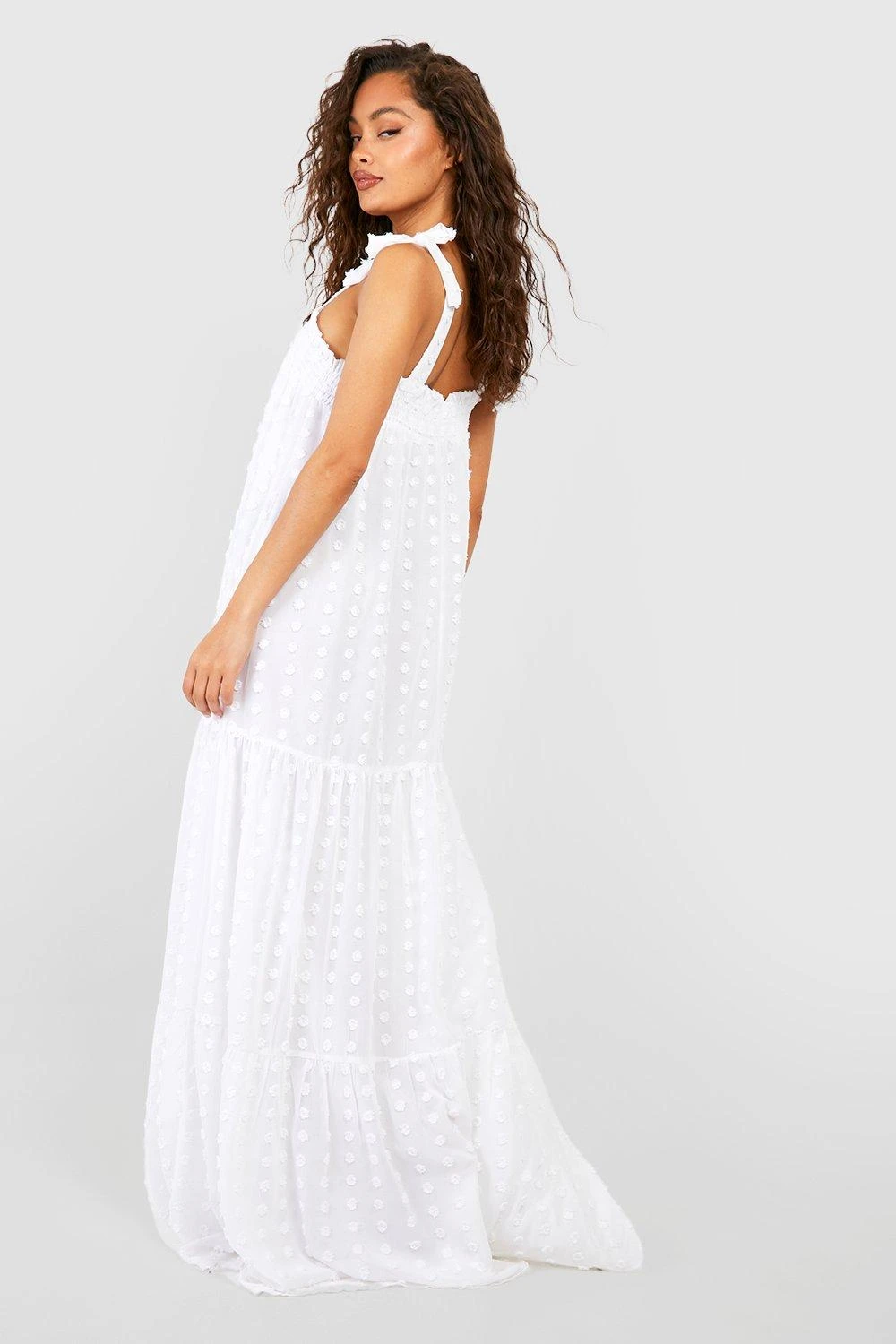 Strukturiertes Gestuftes Maxikleid Mit Schnür-Detail 2 Strukturiertes Gestuftes Maxikleid Mit Schnür-Detail – Bild 2